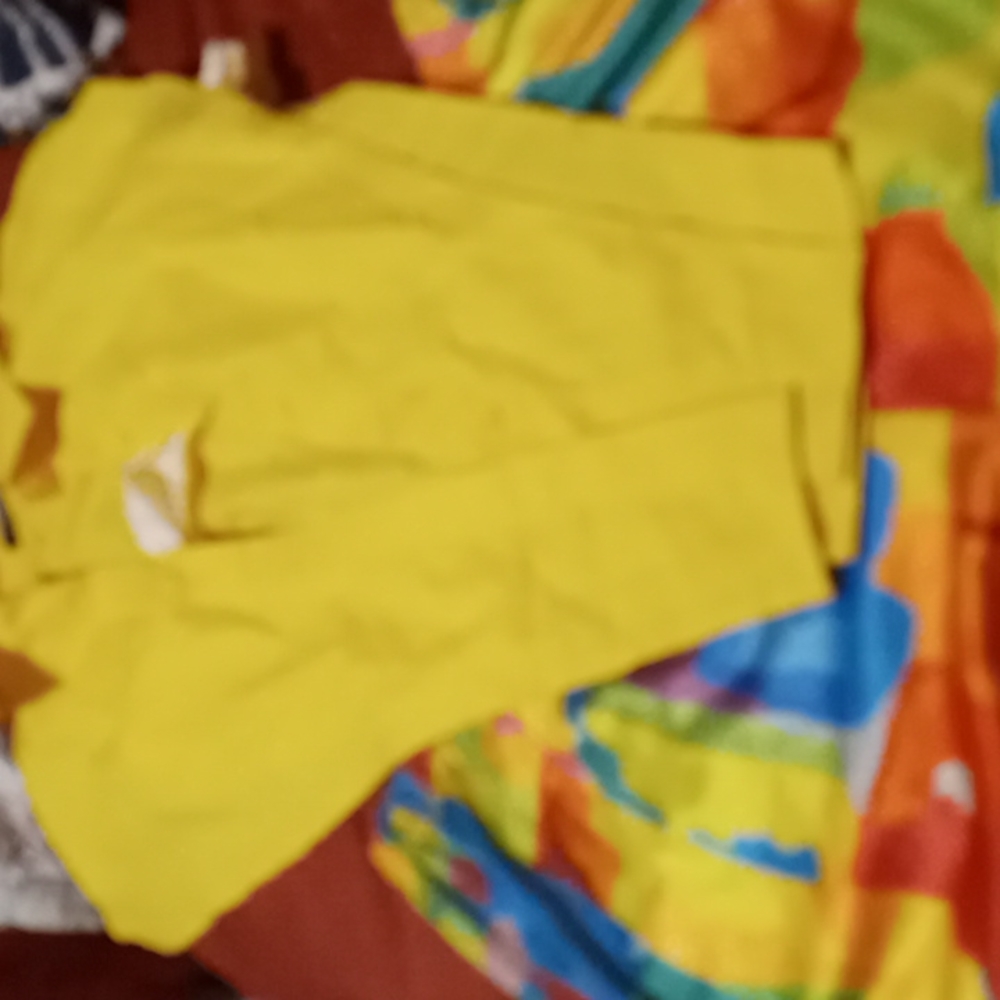 2pcs yellow shirt with muticolor shorts